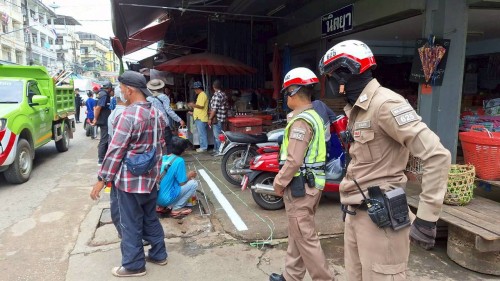 ทน.แม่สอด  ลงพื้นที่ดำเนินการจัดระเบียบร้านค้าที่รุกล้ำถนนและทางเท้า พร้อมดำเนินการตีเส้นจราจร ตลาดพาเจริญ