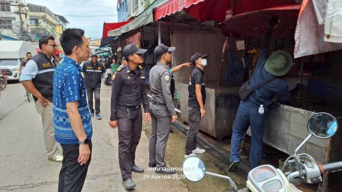 ทน.แม่สอด  ลงพื้นที่ดำเนินการจัดระเบียบร้านค้าที่รุกล้ำถนนและทางเท้า พร้อมดำเนินการตีเส้นจราจร ตลาดพาเจริญ