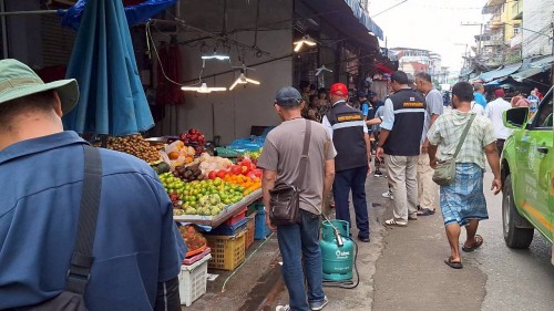 ทน.แม่สอด  ลงพื้นที่ดำเนินการจัดระเบียบร้านค้าที่รุกล้ำถนนและทางเท้า พร้อมดำเนินการตีเส้นจราจร ตลาดพาเจริญ