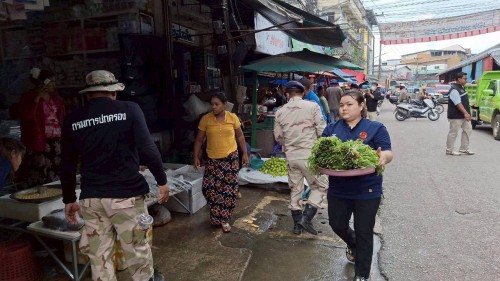 ทน.แม่สอด  ลงพื้นที่ดำเนินการจัดระเบียบร้านค้าที่รุกล้ำถนนและทางเท้า พร้อมดำเนินการตีเส้นจราจร ตลาดพาเจริญ