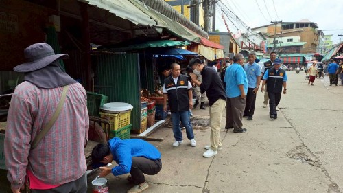 ทน.แม่สอด  ลงพื้นที่ดำเนินการจัดระเบียบร้านค้าที่รุกล้ำถนนและทางเท้า พร้อมดำเนินการตีเส้นจราจร ตลาดพาเจริญ