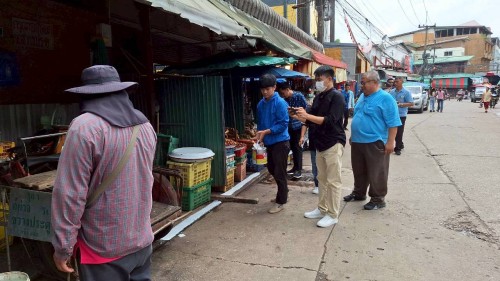ทน.แม่สอด  ลงพื้นที่ดำเนินการจัดระเบียบร้านค้าที่รุกล้ำถนนและทางเท้า พร้อมดำเนินการตีเส้นจราจร ตลาดพาเจริญ