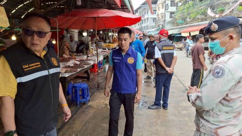 ทน.แม่สอด  ลงพื้นที่ดำเนินการจัดระเบียบร้านค้าที่รุกล้ำถนนและทางเท้า พร้อมดำเนินการตีเส้นจราจร ตลาดพาเจริญ