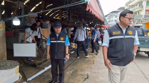 ทน.แม่สอด  ลงพื้นที่ดำเนินการจัดระเบียบร้านค้าที่รุกล้ำถนนและทางเท้า พร้อมดำเนินการตีเส้นจราจร ตลาดพาเจริญ