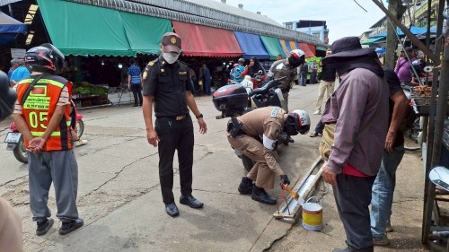 ทน.แม่สอด  ลงพื้นที่ดำเนินการจัดระเบียบร้านค้าที่รุกล้ำถนนและทางเท้า พร้อมดำเนินการตีเส้นจราจร ตลาดพาเจริญ