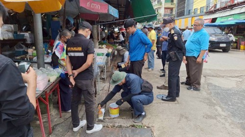 ทน.แม่สอด  ลงพื้นที่ดำเนินการจัดระเบียบร้านค้าที่รุกล้ำถนนและทางเท้า พร้อมดำเนินการตีเส้นจราจร ตลาดพาเจริญ