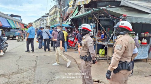 ทน.แม่สอด  ลงพื้นที่ดำเนินการจัดระเบียบร้านค้าที่รุกล้ำถนนและทางเท้า พร้อมดำเนินการตีเส้นจราจร ตลาดพาเจริญ