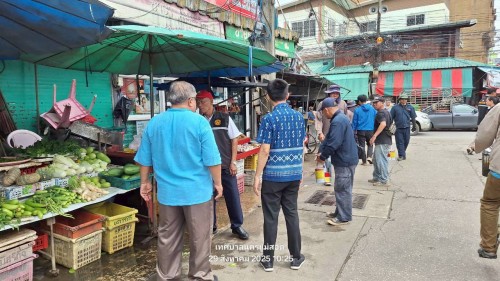 ทน.แม่สอด  ลงพื้นที่ดำเนินการจัดระเบียบร้านค้าที่รุกล้ำถนนและทางเท้า พร้อมดำเนินการตีเส้นจราจร ตลาดพาเจริญ