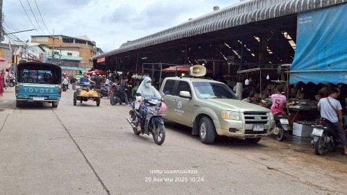ทน.แม่สอด  ลงพื้นที่ดำเนินการจัดระเบียบร้านค้าที่รุกล้ำถนนและทางเท้า พร้อมดำเนินการตีเส้นจราจร ตลาดพาเจริญ