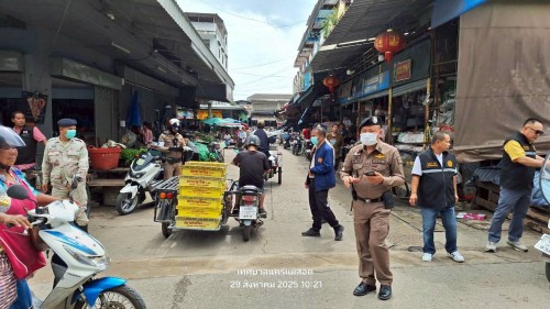 ทน.แม่สอด  ลงพื้นที่ดำเนินการจัดระเบียบร้านค้าที่รุกล้ำถนนและทางเท้า พร้อมดำเนินการตีเส้นจราจร ตลาดพาเจริญ
