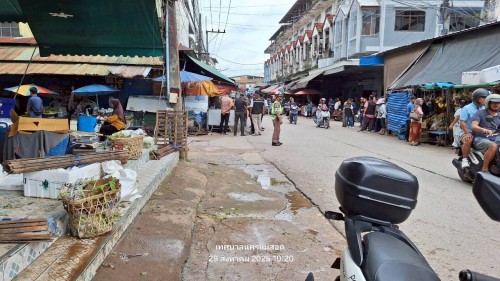 ทน.แม่สอด  ลงพื้นที่ดำเนินการจัดระเบียบร้านค้าที่รุกล้ำถนนและทางเท้า พร้อมดำเนินการตีเส้นจราจร ตลาดพาเจริญ