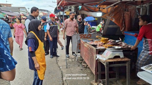 ทน.แม่สอด  ลงพื้นที่ดำเนินการจัดระเบียบร้านค้าที่รุกล้ำถนนและทางเท้า พร้อมดำเนินการตีเส้นจราจร ตลาดพาเจริญ