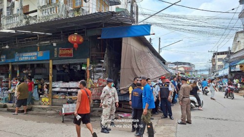 ทน.แม่สอด  ลงพื้นที่ดำเนินการจัดระเบียบร้านค้าที่รุกล้ำถนนและทางเท้า พร้อมดำเนินการตีเส้นจราจร ตลาดพาเจริญ