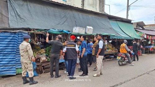 ทน.แม่สอด  ลงพื้นที่ดำเนินการจัดระเบียบร้านค้าที่รุกล้ำถนนและทางเท้า พร้อมดำเนินการตีเส้นจราจร ตลาดพาเจริญ