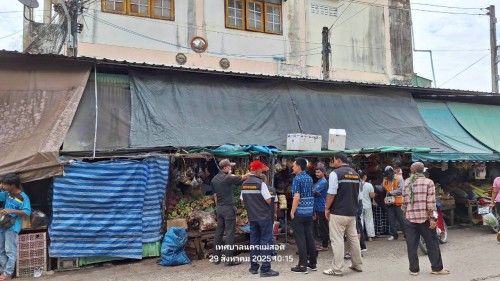 ทน.แม่สอด  ลงพื้นที่ดำเนินการจัดระเบียบร้านค้าที่รุกล้ำถนนและทางเท้า พร้อมดำเนินการตีเส้นจราจร ตลาดพาเจริญ