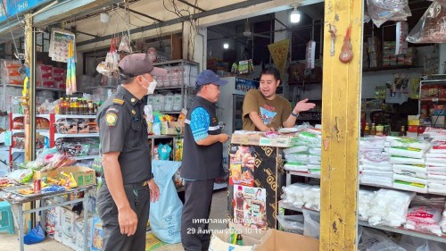 ทน.แม่สอด  ลงพื้นที่ดำเนินการจัดระเบียบร้านค้าที่รุกล้ำถนนและทางเท้า พร้อมดำเนินการตีเส้นจราจร ตลาดพาเจริญ