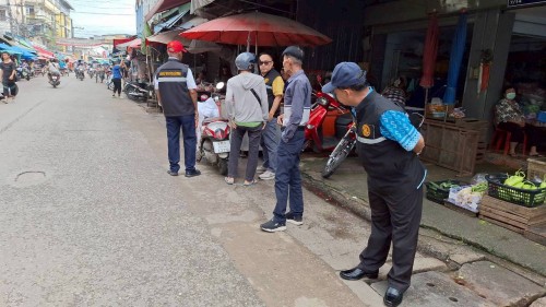 ทน.แม่สอด  ลงพื้นที่ดำเนินการจัดระเบียบร้านค้าที่รุกล้ำถนนและทางเท้า พร้อมดำเนินการตีเส้นจราจร ตลาดพาเจริญ