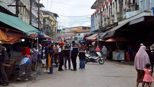 ทน.แม่สอด  ลงพื้นที่ดำเนินการจัดระเบียบร้านค้าที่รุกล้ำถนนและทางเท้า พร้อมดำเนินการตีเส้นจราจร ตลาดพาเจริญ
