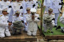 เทศบาลนครแม่สอด เข้าร่วมพิธีถวายดอกไม้จันทน์ ในพระราชพิธีถวายพระเพลิงพระบรมศพ พระบาทสมเด็จพระปรมินทรมหาภูมิพลอดุลยเดช บรมนาถบพิตร