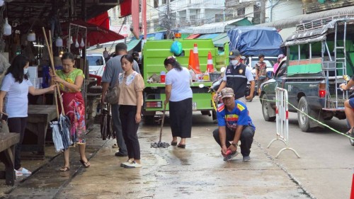 เทศบาลนครแม่สอด ร่วมกับ สภ.แม่สอดลงพื้นที่ดำเนินการทาสี ตีเส้นจราจรจุดจอดรถจักรยานยนต์ ตลาดสดพาเจริญ