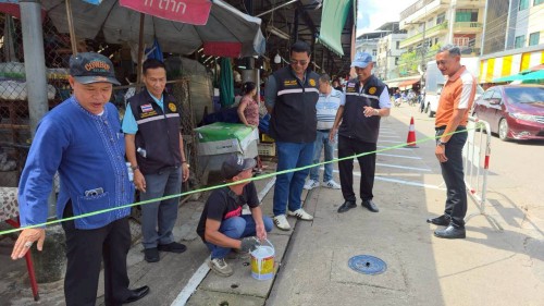 เทศบาลนครแม่สอด ร่วมกับ สภ.แม่สอดลงพื้นที่ดำเนินการทาสี ตีเส้นจราจรจุดจอดรถจักรยานยนต์ ตลาดสดพาเจริญ