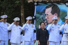 เทศบาลนครแม่สอด เข้าร่วมพิธีถวายดอกไม้จันทน์ ในพระราชพิธีถวายพระเพลิงพระบรมศพ พระบาทสมเด็จพระปรมินทรมหาภูมิพลอดุลยเดช บรมนาถบพิตร