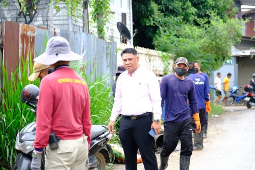 ทน.แม่สอด ร่วมกับ เรือนจำอำเภอแม่สอด ลงพื้นที่ขุดลอกท่อระบายน้ำ ในเขตพื้นที่เทศบาลนครแม่สอด