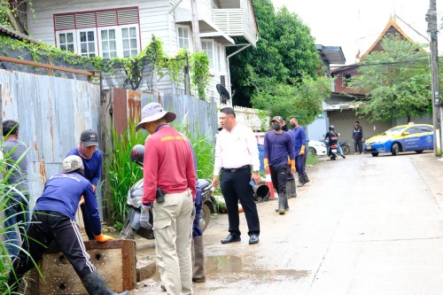 ทน.แม่สอด ร่วมกับ เรือนจำอำเภอแม่สอด ลงพื้นที่ขุดลอกท่อระบายน้ำ ในเขตพื้นที่เทศบาลนครแม่สอด