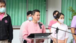 ทน.แม่สอดมอบเงินช่วยเหลือผู้ประสบสภาวะยากลำบากจากสถานการณ์โควิด-19 