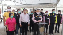 ทน.แม่สอดมอบเงินช่วยเหลือผู้ประสบสภาวะยากลำบากจากสถานการณ์โควิด-19 