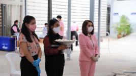 ทน.แม่สอดมอบเงินช่วยเหลือผู้ประสบสภาวะยากลำบากจากสถานการณ์โควิด-19 