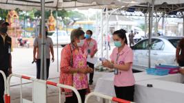 ทน.แม่สอดมอบเงินช่วยเหลือผู้ประสบสภาวะยากลำบากจากสถานการณ์โควิด-19 