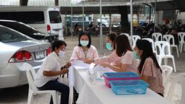 ทน.แม่สอดมอบเงินช่วยเหลือผู้ประสบสภาวะยากลำบากจากสถานการณ์โควิด-19 