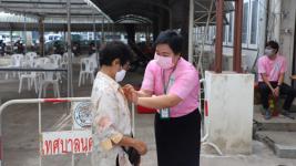 ทน.แม่สอดมอบเงินช่วยเหลือผู้ประสบสภาวะยากลำบากจากสถานการณ์โควิด-19 