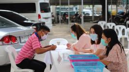 ทน.แม่สอดมอบเงินช่วยเหลือผู้ประสบสภาวะยากลำบากจากสถานการณ์โควิด-19 