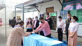 ทน.แม่สอดมอบเงินช่วยเหลือผู้ประสบสภาวะยากลำบากจากสถานการณ์โควิด-19 