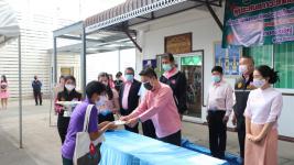 ทน.แม่สอดมอบเงินช่วยเหลือผู้ประสบสภาวะยากลำบากจากสถานการณ์โควิด-19 