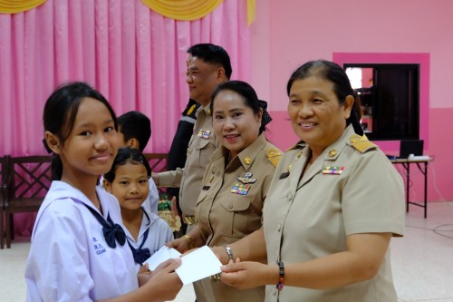 เทศบาลนครแม่สอด ร่วมมอบทุนปัจจัยพื้นฐานสำหรับนักเรียนยากไร้ โรงเรียนเทศบาลวัดดอนแก้ว