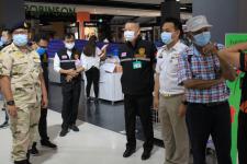 ทน.แม่สอด ออกตรวจห้างร้าน ร้านสะดวกซื้อ ร้านอาหาร ร้านนวดต่างๆ ในเขตเทศบาล