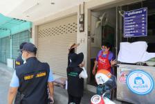 ทน.แม่สอด ออกตรวจห้างร้าน ร้านสะดวกซื้อ ร้านอาหาร ร้านนวดต่างๆ ในเขตเทศบาล