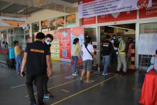 ทน.แม่สอด ออกตรวจห้างร้าน ร้านสะดวกซื้อ ร้านอาหาร ร้านนวดต่างๆ ในเขตเทศบาล