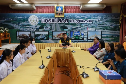เทศบาลนครแม่สอด มอบเกียรติบัตรให้แก่นักเรียนโรงเรียนสรรพวิทยาคม ผู้ผ่านการฝึกประสบการณ์ ในคลินิกชุมอบอุ่น