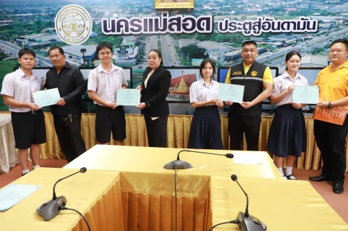 เทศบาลนครแม่สอด มอบเกียรติบัตรให้แก่นักเรียนโรงเรียนสรรพวิทยาคม ผู้ผ่านการฝึกประสบการณ์ ในคลินิกชุมอบอุ่น