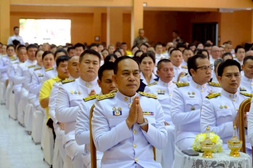 ทน.แม่สอด ร่วมพิธีเจริญพระพุทธมนต์ ทำบุญตักบาตร และพิธีวางพวงมาลา เนื่องในวันนวมินทรมหาราช ประจำปี 2568