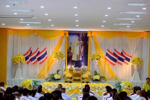 ทน.แม่สอด ร่วมพิธีเจริญพระพุทธมนต์ ทำบุญตักบาตร และพิธีวางพวงมาลา เนื่องในวันนวมินทรมหาราช ประจำปี 2568
