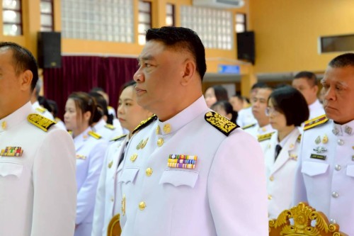 ทน.แม่สอด ร่วมพิธีเจริญพระพุทธมนต์ ทำบุญตักบาตร และพิธีวางพวงมาลา เนื่องในวันนวมินทรมหาราช ประจำปี 2568