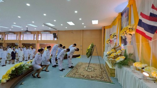ทน.แม่สอด ร่วมพิธีเจริญพระพุทธมนต์ ทำบุญตักบาตร และพิธีวางพวงมาลา เนื่องในวันนวมินทรมหาราช ประจำปี 2568