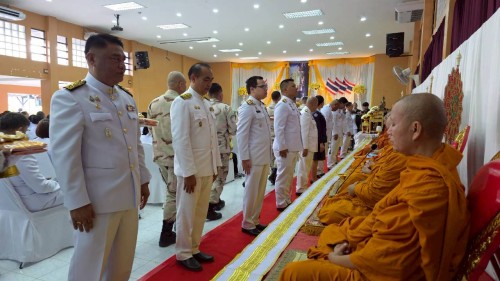ทน.แม่สอด ร่วมพิธีเจริญพระพุทธมนต์ ทำบุญตักบาตร และพิธีวางพวงมาลา เนื่องในวันนวมินทรมหาราช ประจำปี 2568