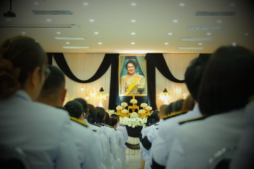 เทศบาลนครแม่สอด ร่วมพิธีถวายน้ำสรงพระบรมศพเบื้องหน้าพระฉายาลักษณ์สมเด็จพระนางเจ้าสิริกิติ์ พระบรมราชินีนาถ พระบรมราชชนนีพันปีหลวง