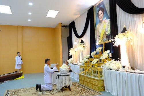 เทศบาลนครแม่สอด ร่วมพิธีถวายน้ำสรงพระบรมศพเบื้องหน้าพระฉายาลักษณ์สมเด็จพระนางเจ้าสิริกิติ์ พระบรมราชินีนาถ พระบรมราชชนนีพันปีหลวง